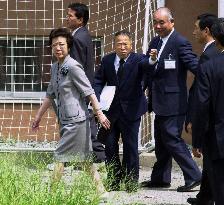 Justice minister visits Osaka elementary school